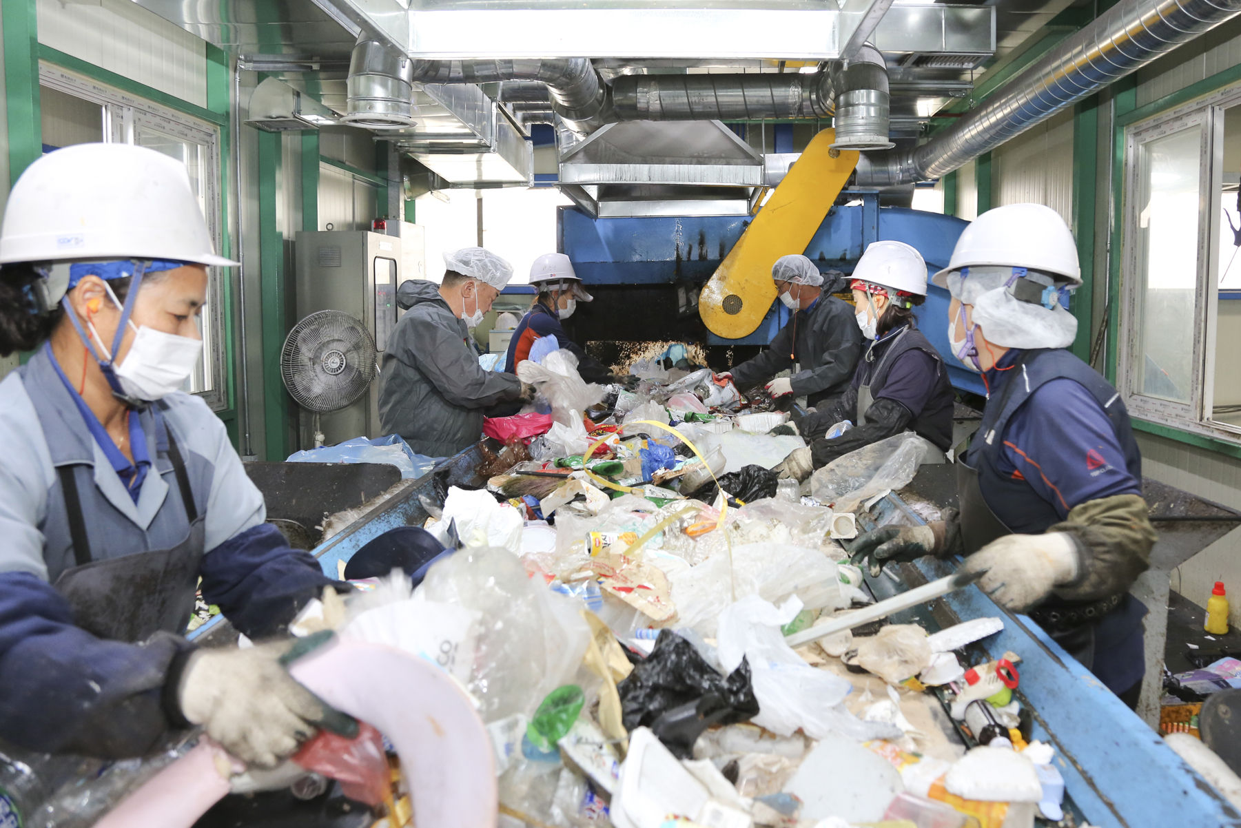 시흥시의회 의원, 환경미화타운 재활용 선별장 일일 체험 나서