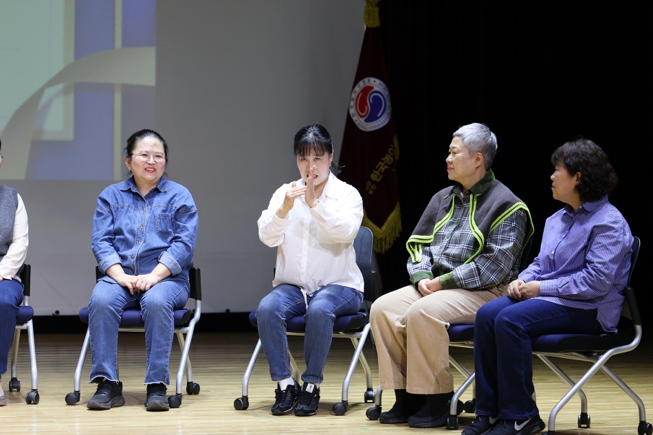 (사)한국농아인협회 시흥시지회 사랑나눔한마당 및 눈으로 듣고 손끝으로 마음을말하다 출판기념식_13